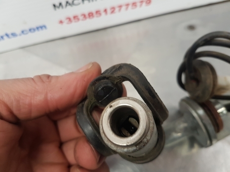 New Holland T5.95, T4, T5, Farmall Rotary Beacon Support 47788367 - Tuled/ Valgus - Traktor: pilt 4 New Holland T5.95, T4, T5, Farmall Rotary Beacon Support 47788367 - Tuled/ Valgus - Traktor: pilt 4
