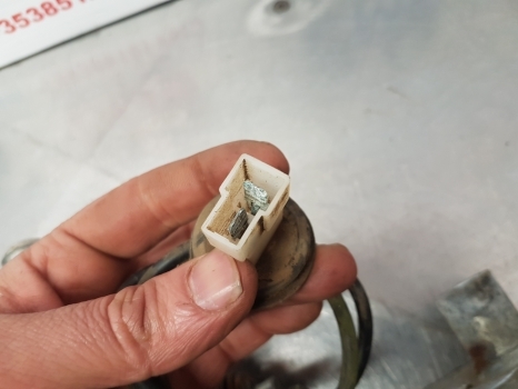New Holland T5.95, T4, T5, Farmall Rotary Beacon Support 47788367 - Tuled/ Valgus - Traktor: pilt 5 New Holland T5.95, T4, T5, Farmall Rotary Beacon Support 47788367 - Tuled/ Valgus - Traktor: pilt 5