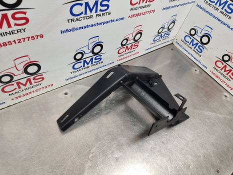 New Holland Tm, Ts, Tl, 60, 40 Series, Mudguard Extension Support Rhs 82029985 - Poritiib: pilt 2 New Holland Tm, Ts, Tl, 60, 40 Series, Mudguard Extension Support Rhs 82029985 - Poritiib: pilt 2