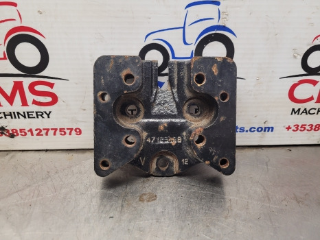 Poritiib New Holland Tsa, Tm Case Mxu Series Front Mudguard Bracket 47123198, 82039212: pilt 1