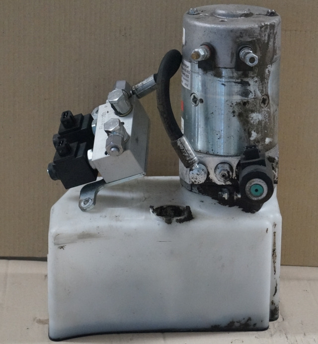 Jungheinrich 51417583 | Pumpmotor with tank and valve block 24V 2,2KW code R9320 Pumpmotor with tank and valve block 24V 2,2KW code R932010341 for EJD220 year 2016 - Hüdrauliline pump - Materjali käitlemise seade: pilt 1 Jungheinrich 51417583 | Pumpmotor with tank and valve block 24V 2,2KW code R9320 Pumpmotor with tank and valve block 24V 2,2KW code R932010341 for EJD220 year 2016 - Hüdrauliline pump - Materjali käitlemise seade: pilt 1