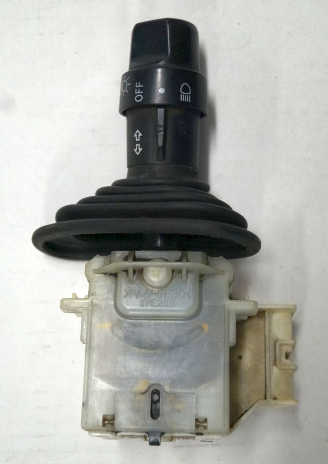 Toyota 57440-12470-71 | Light switch from 8FBMT-20H year 2012 - Elektrisüsteem - Materjali käitlemise seade: pilt 1 Toyota 57440-12470-71 | Light switch from 8FBMT-20H year 2012 - Elektrisüsteem - Materjali käitlemise seade: pilt 1