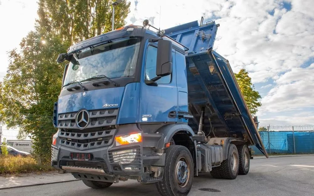 Mercedes-Benz Arocs 2652 6x4 – Wywrotka trójstronna Meiller z Bordmatik (Euro 6) - Kallurauto: pilt 1 Mercedes-Benz Arocs 2652 6x4 – Wywrotka trójstronna Meiller z Bordmatik (Euro 6) - Kallurauto: pilt 1