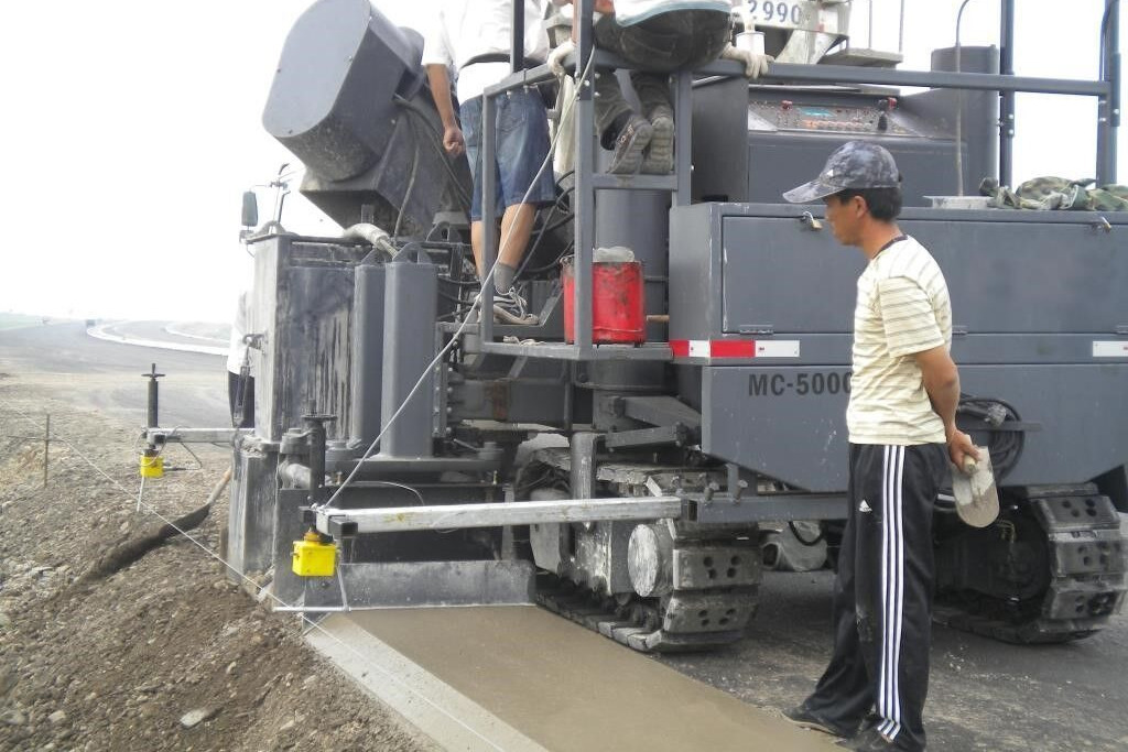 Kinglink MC5000 Concrete slipform paver for road ditch and gutter - Betoonilaotur: pilt 2 Kinglink MC5000 Concrete slipform paver for road ditch and gutter - Betoonilaotur: pilt 2