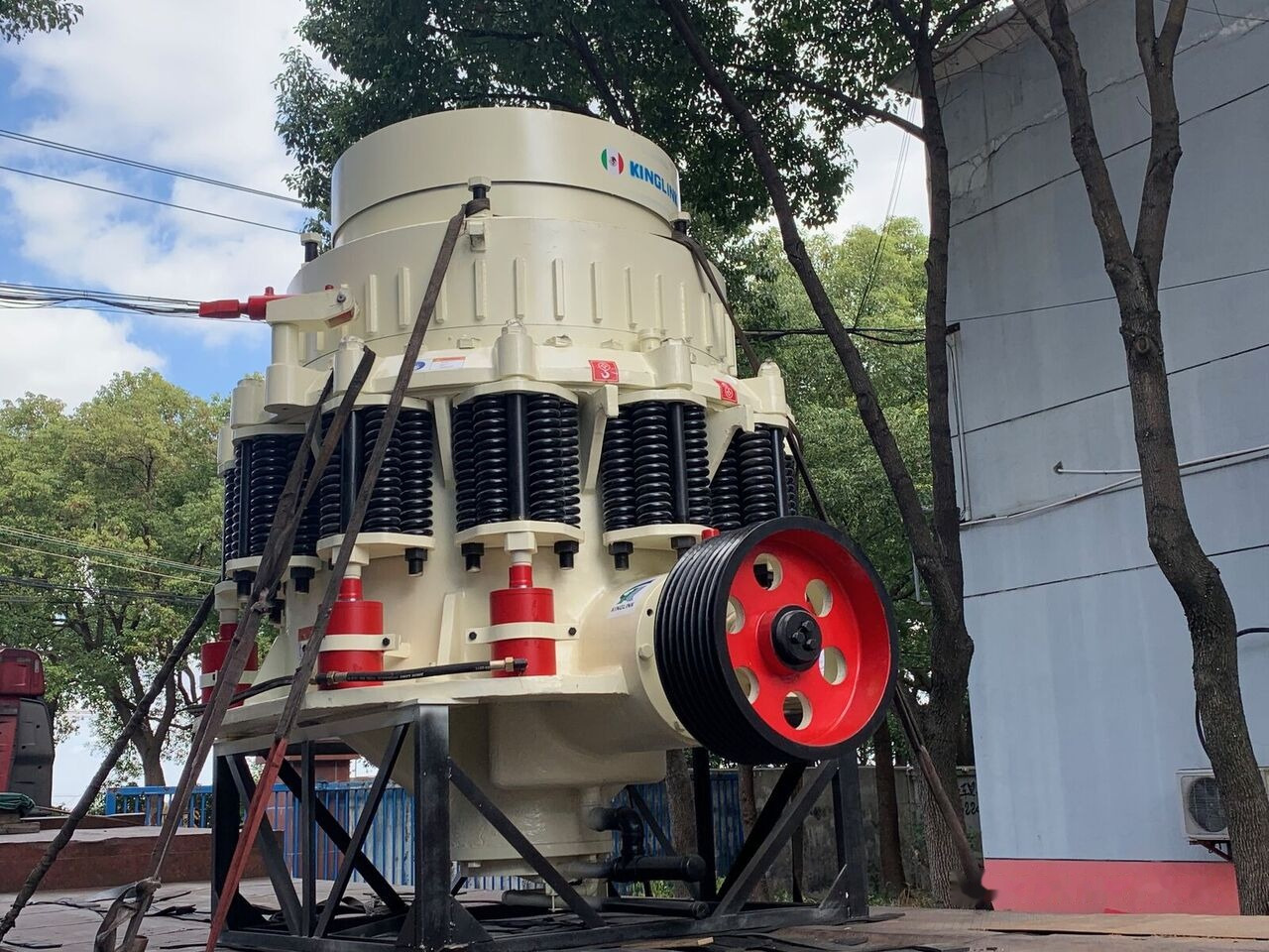 Kinglink NEW 4.25 Feet KLM1300 300TPH Iron Stone Cone Crusher - Koonuspurusti: pilt 2 Kinglink NEW 4.25 Feet KLM1300 300TPH Iron Stone Cone Crusher - Koonuspurusti: pilt 2