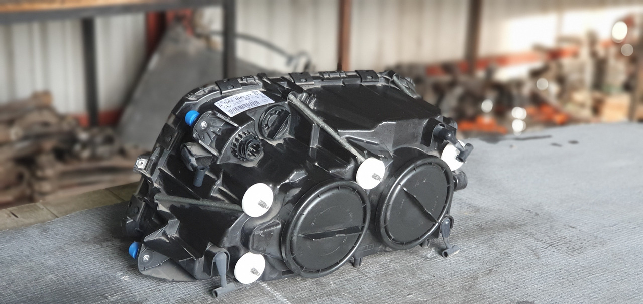 ACTROS MP III HEADLIGHT - PASSENGER - Tuled/ Valgus - Veoauto: pilt 3 ACTROS MP III HEADLIGHT - PASSENGER - Tuled/ Valgus - Veoauto: pilt 3
