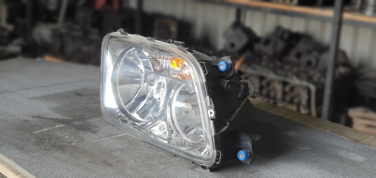ACTROS MP III HEADLIGHT - PASSENGER - Tuled/ Valgus - Veoauto: pilt 2 ACTROS MP III HEADLIGHT - PASSENGER - Tuled/ Valgus - Veoauto: pilt 2