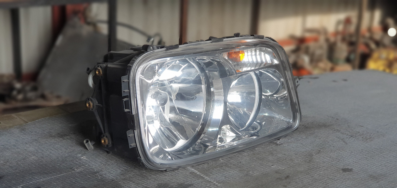 ACTROS MP III HEADLIGHT - PASSENGER - Tuled/ Valgus - Veoauto: pilt 1 ACTROS MP III HEADLIGHT - PASSENGER - Tuled/ Valgus - Veoauto: pilt 1