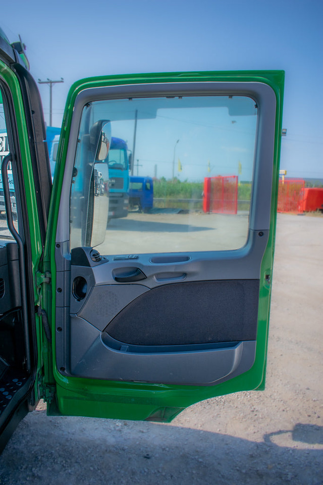 MERCEDES-BENZ ACTROS MP II - PASSENGER - Uks ja varuosad - Veoauto: pilt 2 MERCEDES-BENZ ACTROS MP II - PASSENGER - Uks ja varuosad - Veoauto: pilt 2
