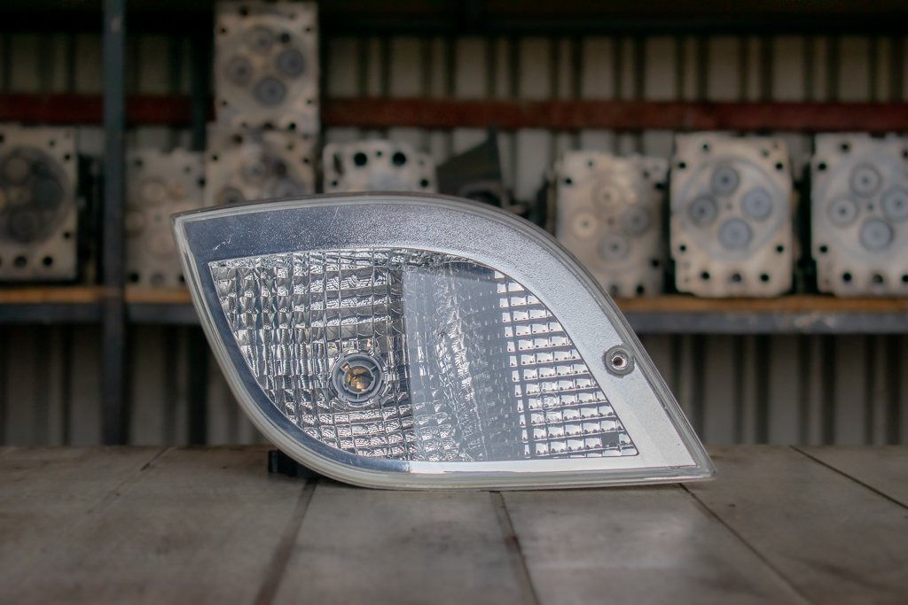MERCEDES-BENZ ATEGO II CORNER FLASHLIGHT - PASSENGER - Tuled/ Valgus - Veoauto: pilt 1 MERCEDES-BENZ ATEGO II CORNER FLASHLIGHT - PASSENGER - Tuled/ Valgus - Veoauto: pilt 1