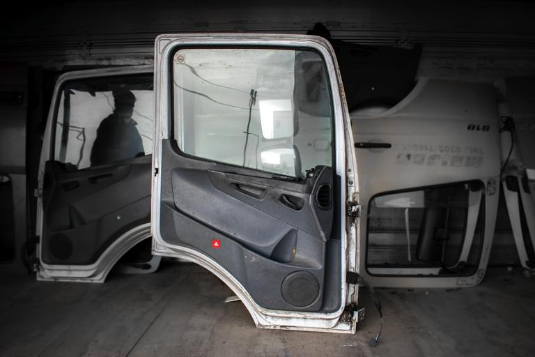 MERCEDES-BENZ ATEGO II - LEFT - Uks ja varuosad - Veoauto: pilt 2 MERCEDES-BENZ ATEGO II - LEFT - Uks ja varuosad - Veoauto: pilt 2