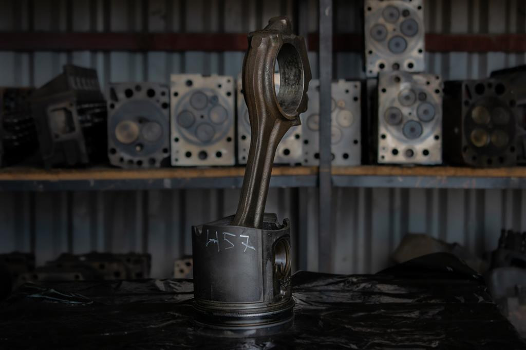MERCEDES-BENZ AXOR PISTON WITH CONNECTING ROD FOR ENGINE CODE OM 457 - Ühendusvarras - Veoauto: pilt 2 MERCEDES-BENZ AXOR PISTON WITH CONNECTING ROD FOR ENGINE CODE OM 457 - Ühendusvarras - Veoauto: pilt 2
