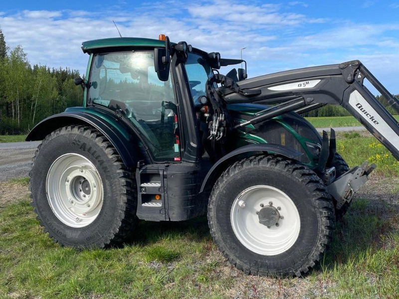 Valtra N154E Versu SmartTouch MR19 Valtra N154E Versu SmartTouch MR19 med frontlastare Quicke Q5M - Traktor: pilt 4 Valtra N154E Versu SmartTouch MR19 Valtra N154E Versu SmartTouch MR19 med frontlastare Quicke Q5M - Traktor: pilt 4