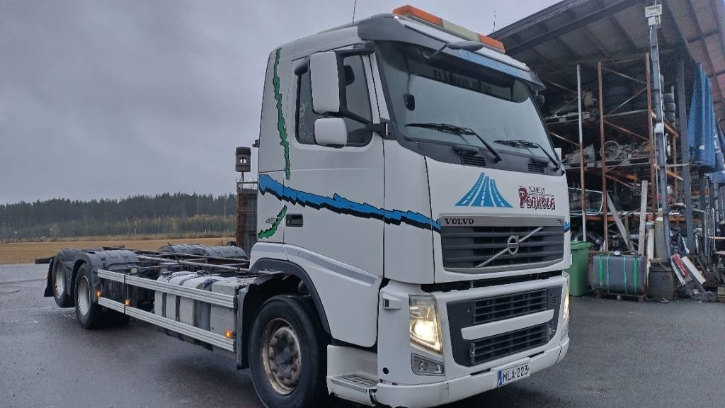Volvo FH13 6x2 alusta, manuaalivaihteisto - Kabiinišassiiga veoauto: pilt 2 Volvo FH13 6x2 alusta, manuaalivaihteisto - Kabiinišassiiga veoauto: pilt 2