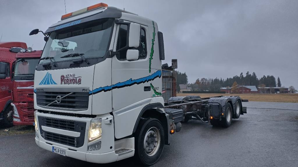 Volvo FH13 6x2 alusta, manuaalivaihteisto - Kabiinišassiiga veoauto: pilt 1 Volvo FH13 6x2 alusta, manuaalivaihteisto - Kabiinišassiiga veoauto: pilt 1