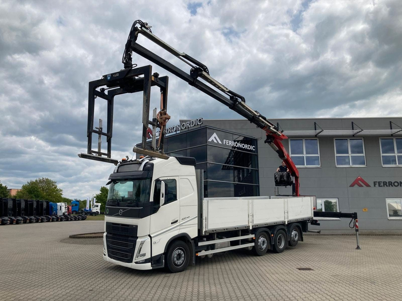 Volvo FH460 8x2 TRIDEM VLA&NLA gelenkt*FASSI F215AS.24 - Kraanaga veoauto: pilt 1 Volvo FH460 8x2 TRIDEM VLA&NLA gelenkt*FASSI F215AS.24 - Kraanaga veoauto: pilt 1