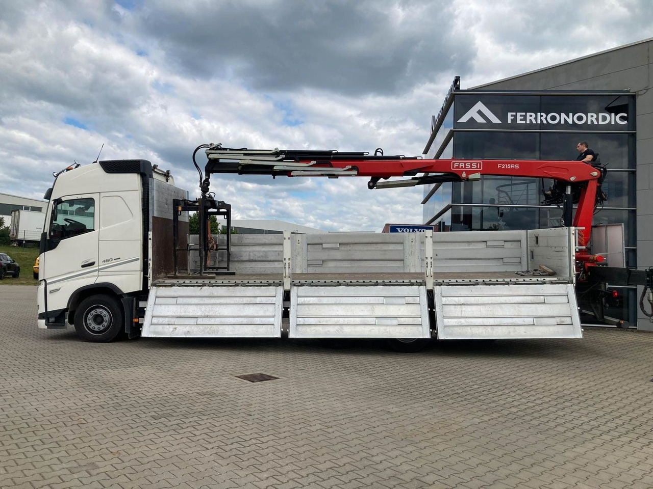 Volvo FH460 8x2 TRIDEM VLA&NLA gelenkt*FASSI F215AS.24 - Kraanaga veoauto: pilt 3 Volvo FH460 8x2 TRIDEM VLA&NLA gelenkt*FASSI F215AS.24 - Kraanaga veoauto: pilt 3