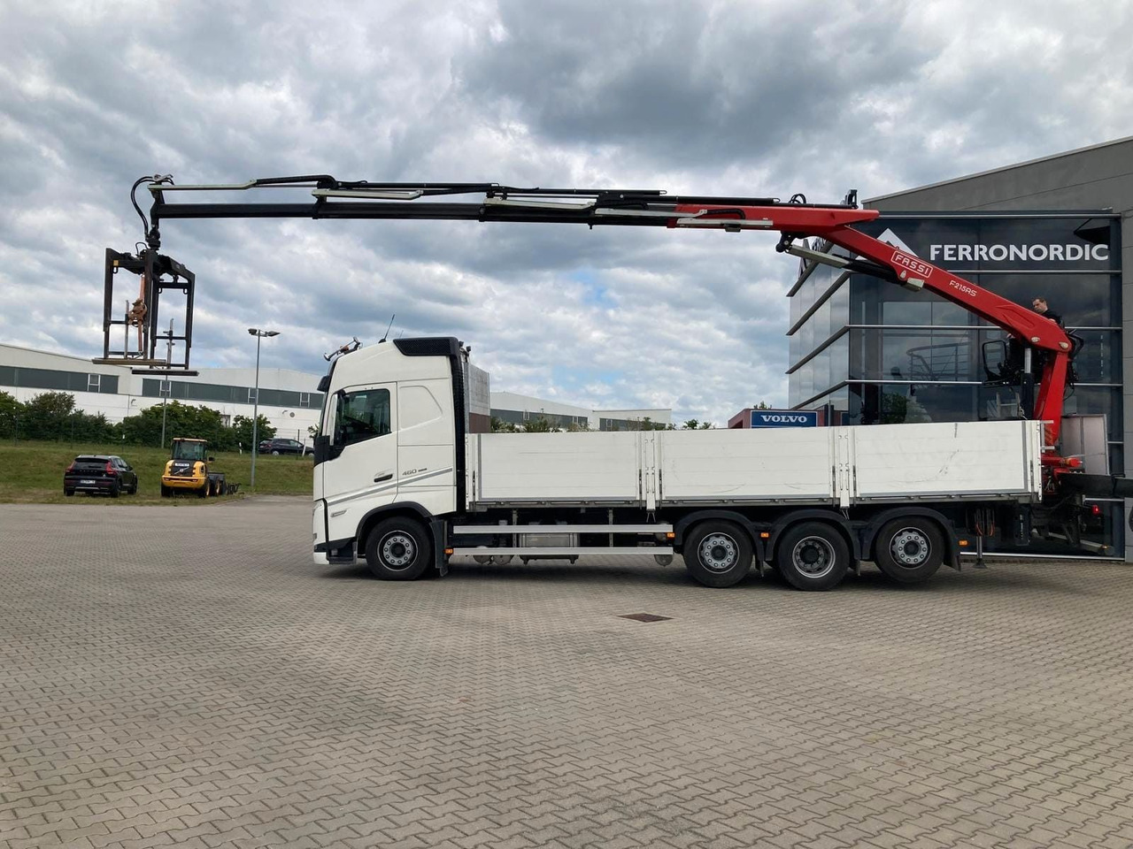 Volvo FH460 8x2 TRIDEM VLA&NLA gelenkt*FASSI F215AS.24 - Kraanaga veoauto: pilt 1 Volvo FH460 8x2 TRIDEM VLA&NLA gelenkt*FASSI F215AS.24 - Kraanaga veoauto: pilt 1