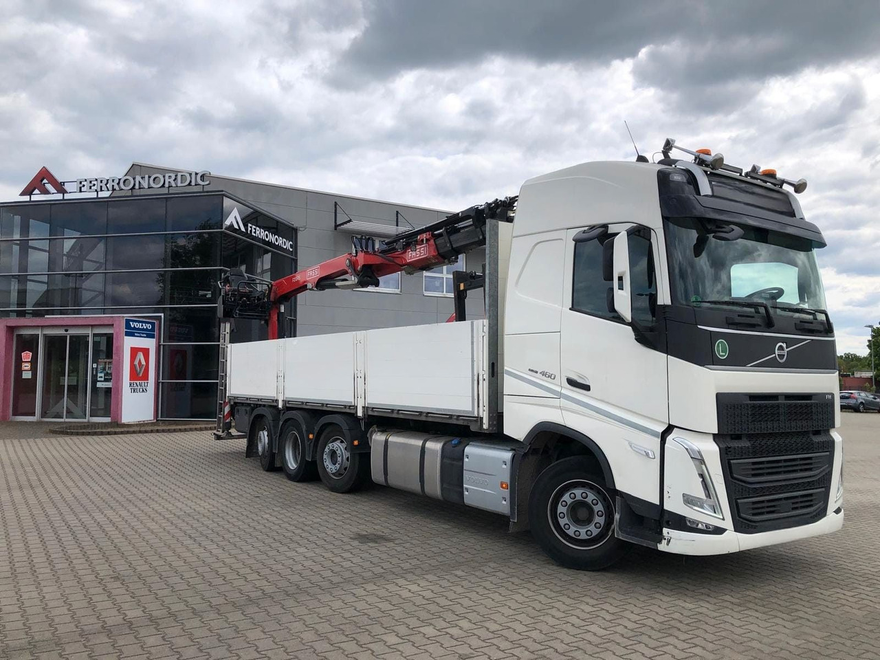 Volvo FH460 8x2 TRIDEM VLA&NLA gelenkt*FASSI F215AS.24 - Kraanaga veoauto: pilt 3 Volvo FH460 8x2 TRIDEM VLA&NLA gelenkt*FASSI F215AS.24 - Kraanaga veoauto: pilt 3