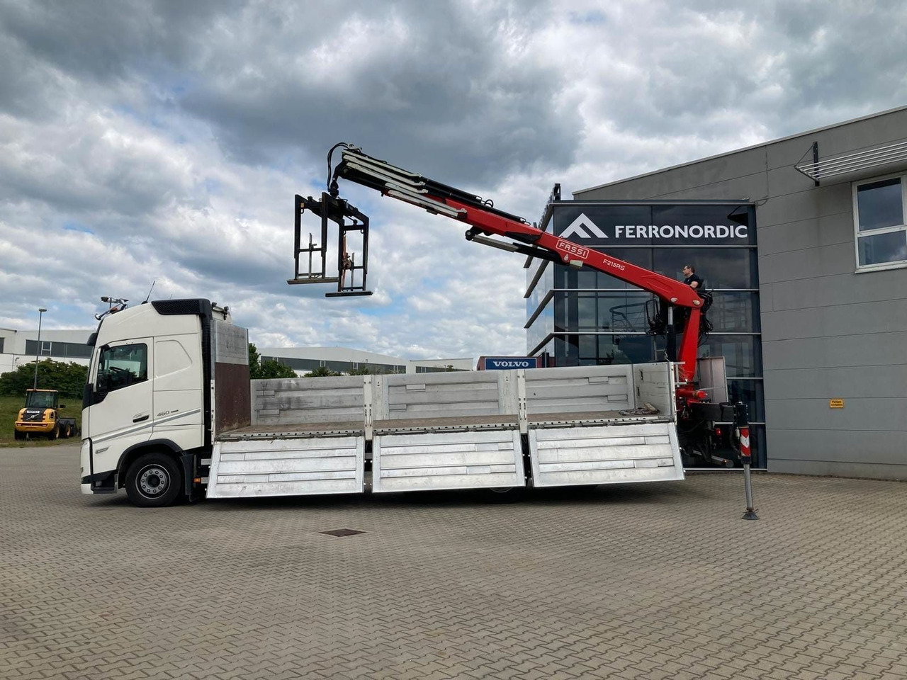 Volvo FH460 8x2 TRIDEM VLA&NLA gelenkt*FASSI F215AS.24 - Kraanaga veoauto: pilt 2 Volvo FH460 8x2 TRIDEM VLA&NLA gelenkt*FASSI F215AS.24 - Kraanaga veoauto: pilt 2