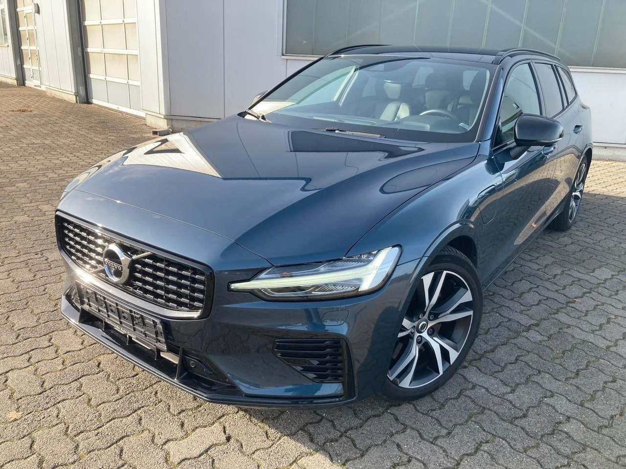 Volvo V60 T8 R Design Recharge Plug-In Hybrid AWD - Universaal: pilt 1 Volvo V60 T8 R Design Recharge Plug-In Hybrid AWD - Universaal: pilt 1