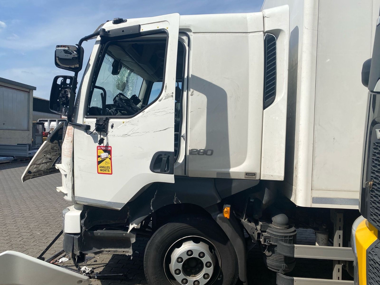 Volvo FL 16.280 Koffer Unfallschaden - Kasti veoauto: pilt 5 Volvo FL 16.280 Koffer Unfallschaden - Kasti veoauto: pilt 5