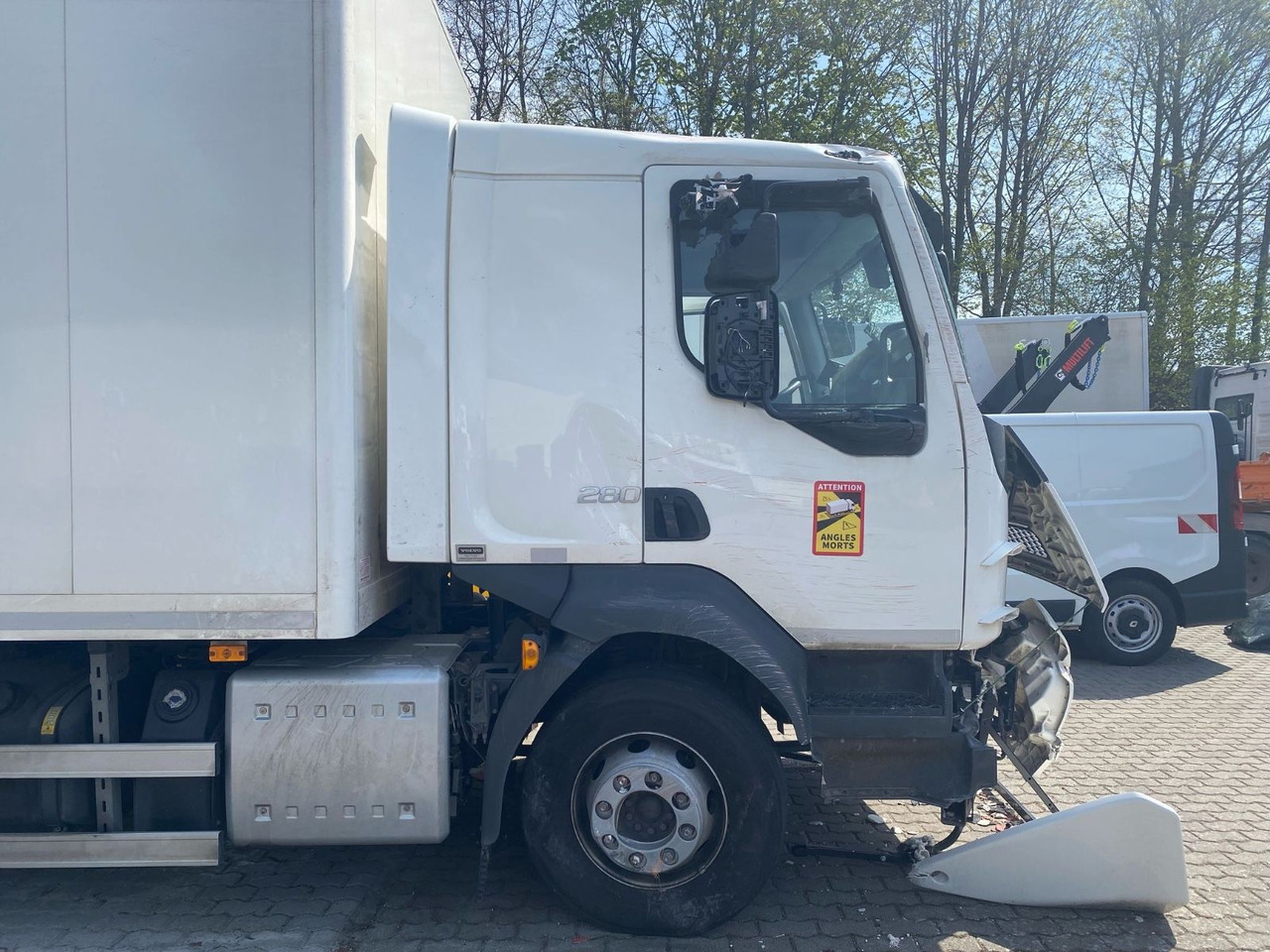 Volvo FL 16.280 Koffer Unfallschaden - Kasti veoauto: pilt 4 Volvo FL 16.280 Koffer Unfallschaden - Kasti veoauto: pilt 4