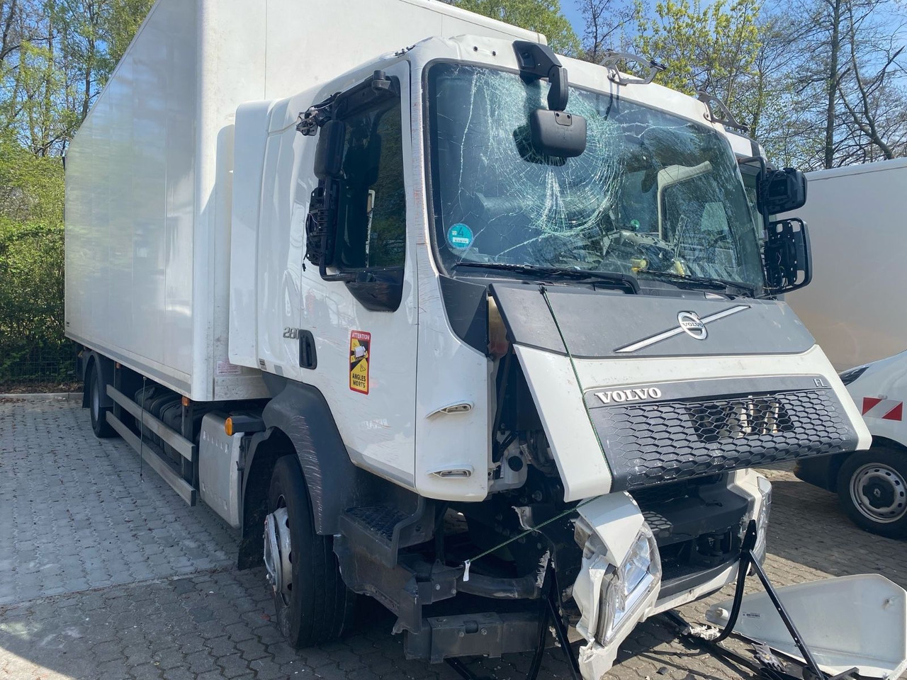 Volvo FL 16.280 Koffer Unfallschaden - Kasti veoauto: pilt 4 Volvo FL 16.280 Koffer Unfallschaden - Kasti veoauto: pilt 4