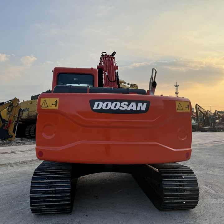 14 Ton Original Korea Used Doosan DX140LC-9c DX 140 150 225 300 Hydraulic Crawler Excavators in Good Condition Doosan140 - Ekskavaator: pilt 4 14 Ton Original Korea Used Doosan DX140LC-9c DX 140 150 225 300 Hydraulic Crawler Excavators in Good Condition Doosan140 - Ekskavaator: pilt 4