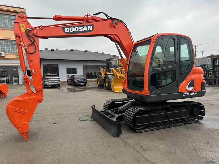 Doosan DX75-9C Used Excavator Crawler Second Hand Korean Engine DX75-9C Small Digger for Home or Farm - Lintekskavaator: pilt 4 Doosan DX75-9C Used Excavator Crawler Second Hand Korean Engine DX75-9C Small Digger for Home or Farm - Lintekskavaator: pilt 4