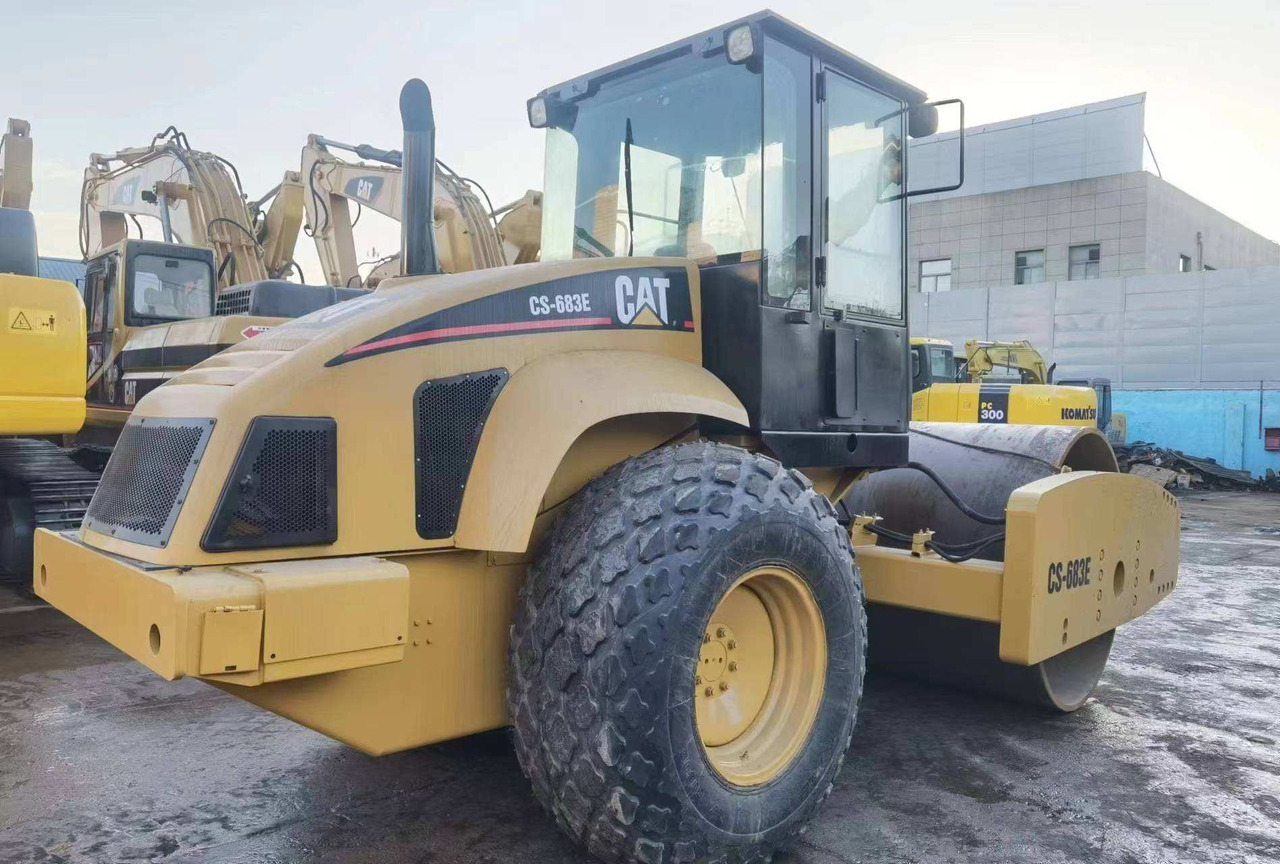 Good Quality Road Roller Caterpillar Cs683e Used Original Japan Road Roller Cat Cs683e Caterpillar Compactor Rollers - Teerull: pilt 3 Good Quality Road Roller Caterpillar Cs683e Used Original Japan Road Roller Cat Cs683e Caterpillar Compactor Rollers - Teerull: pilt 3