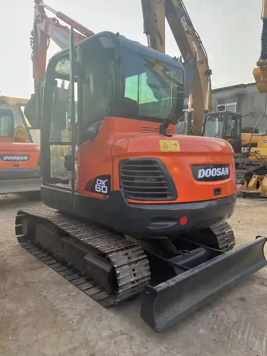 Lintekskavaator Original Top Sale High Performance Slightly Used Doosan Dx60 Tracked Excavator For Landscaping In Shanghai: pilt 6