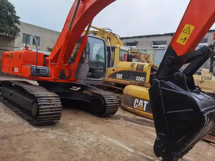 Popular Second Hand Hitachi Excavator Ex200 Used Hitachi Crawler Digger Original Made In Japan at Low Price For Sale - Lintekskavaator: pilt 3 Popular Second Hand Hitachi Excavator Ex200 Used Hitachi Crawler Digger Original Made In Japan at Low Price For Sale - Lintekskavaator: pilt 3