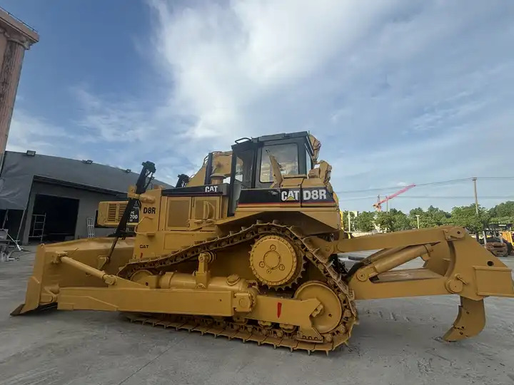 Used CAT D8R bulldozer in good condition for sale - Buldooser: pilt 3 Used CAT D8R bulldozer in good condition for sale - Buldooser: pilt 3