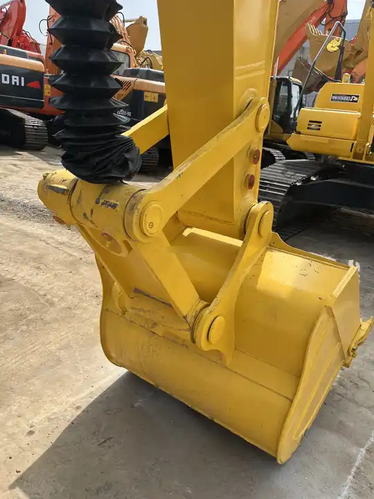 Used Japan Komatsu Pc220-8 Komatsu 20 Ton Excavator With High Quality/komatsu 220 Excavator At Low Price - Ekskavaator: pilt 3 Used Japan Komatsu Pc220-8 Komatsu 20 Ton Excavator With High Quality/komatsu 220 Excavator At Low Price - Ekskavaator: pilt 3