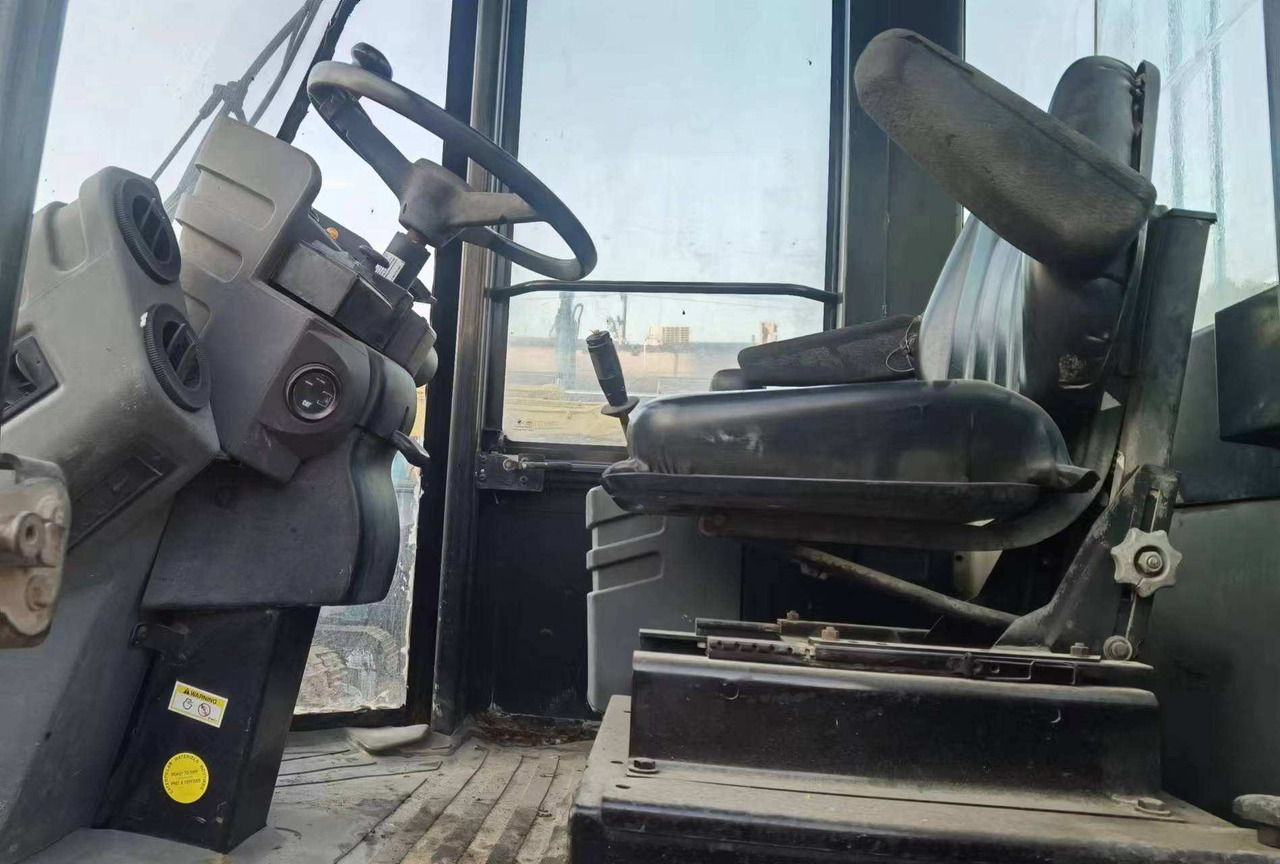 Used Road making machine CAT CS 683E roller - Teerull: pilt 5 Used Road making machine CAT CS 683E roller - Teerull: pilt 5