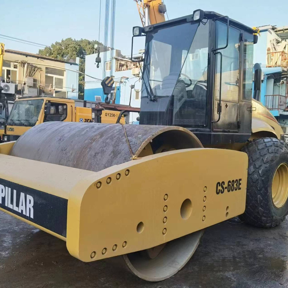 Used Road making machine CAT CS 683E roller - Teerull: pilt 1 Used Road making machine CAT CS 683E roller - Teerull: pilt 1