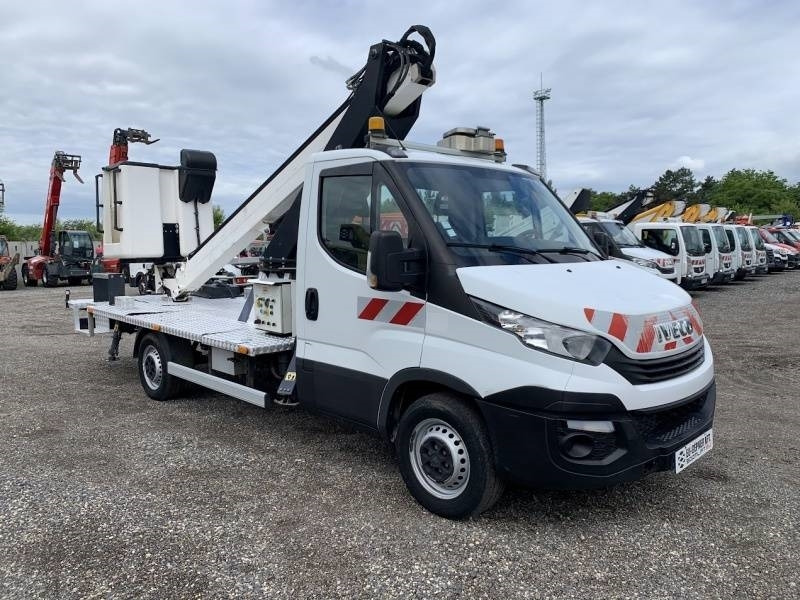 Iveco Daily Klubb KT48 - 16m, 200kg - Veoautolt tõusev platvorm: pilt 1 Iveco Daily Klubb KT48 - 16m, 200kg - Veoautolt tõusev platvorm: pilt 1