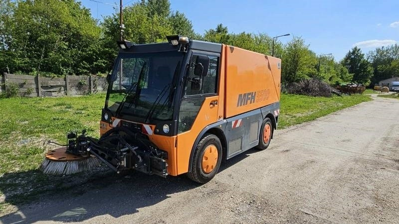 Mfh 5500 sweeper - with air conditionier - Tänavapühkimismasin: pilt 2 Mfh 5500 sweeper - with air conditionier - Tänavapühkimismasin: pilt 2