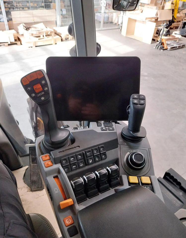 Traktor JCB 8330 iCon: pilt 6