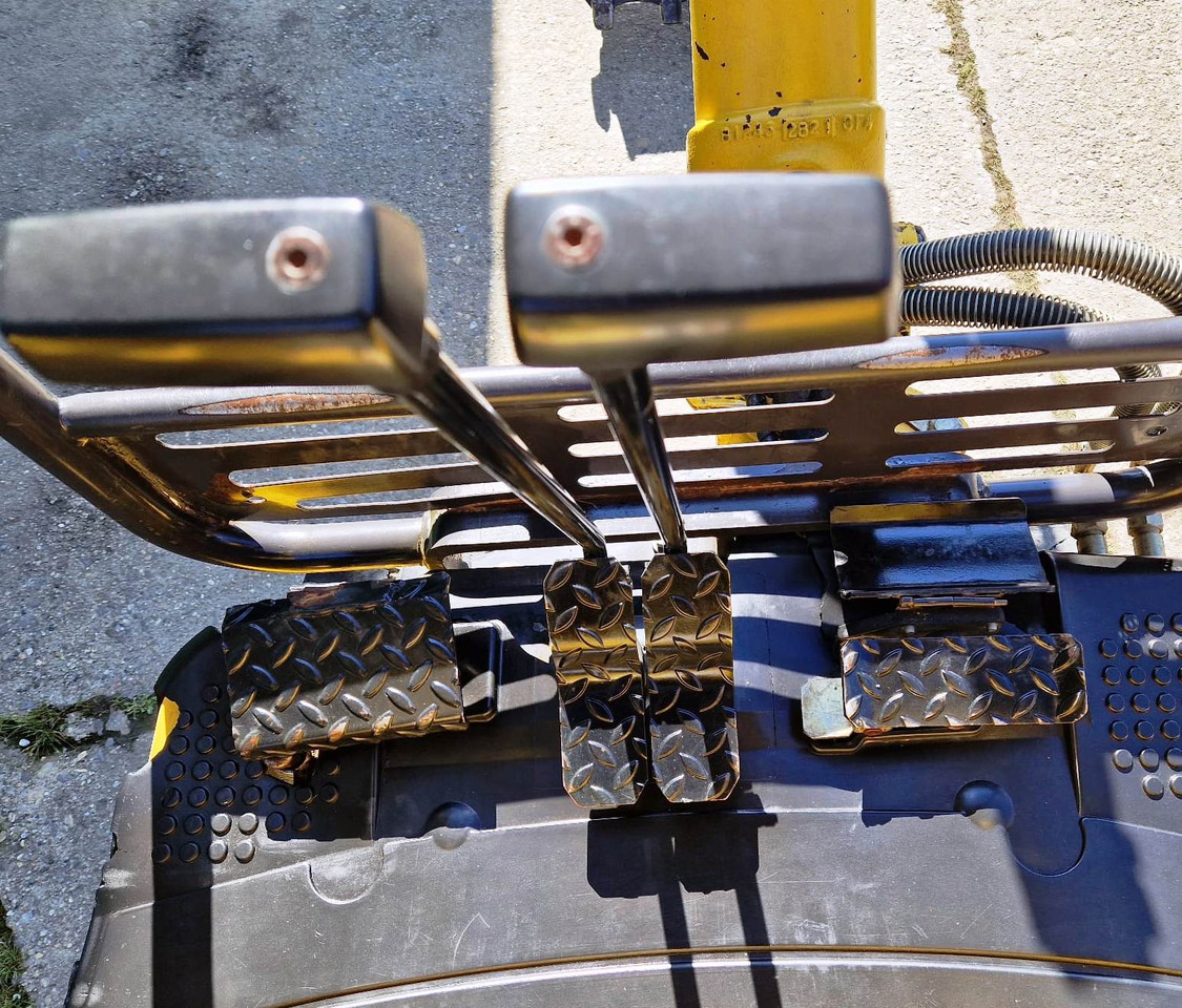 Miniekskavaator KOMATSU PC12R-8: pilt 6