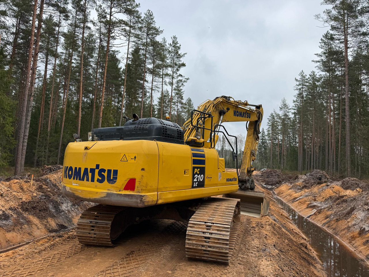 KOMATSU PC210LC-11 - Lintekskavaator: pilt 2 KOMATSU PC210LC-11 - Lintekskavaator: pilt 2