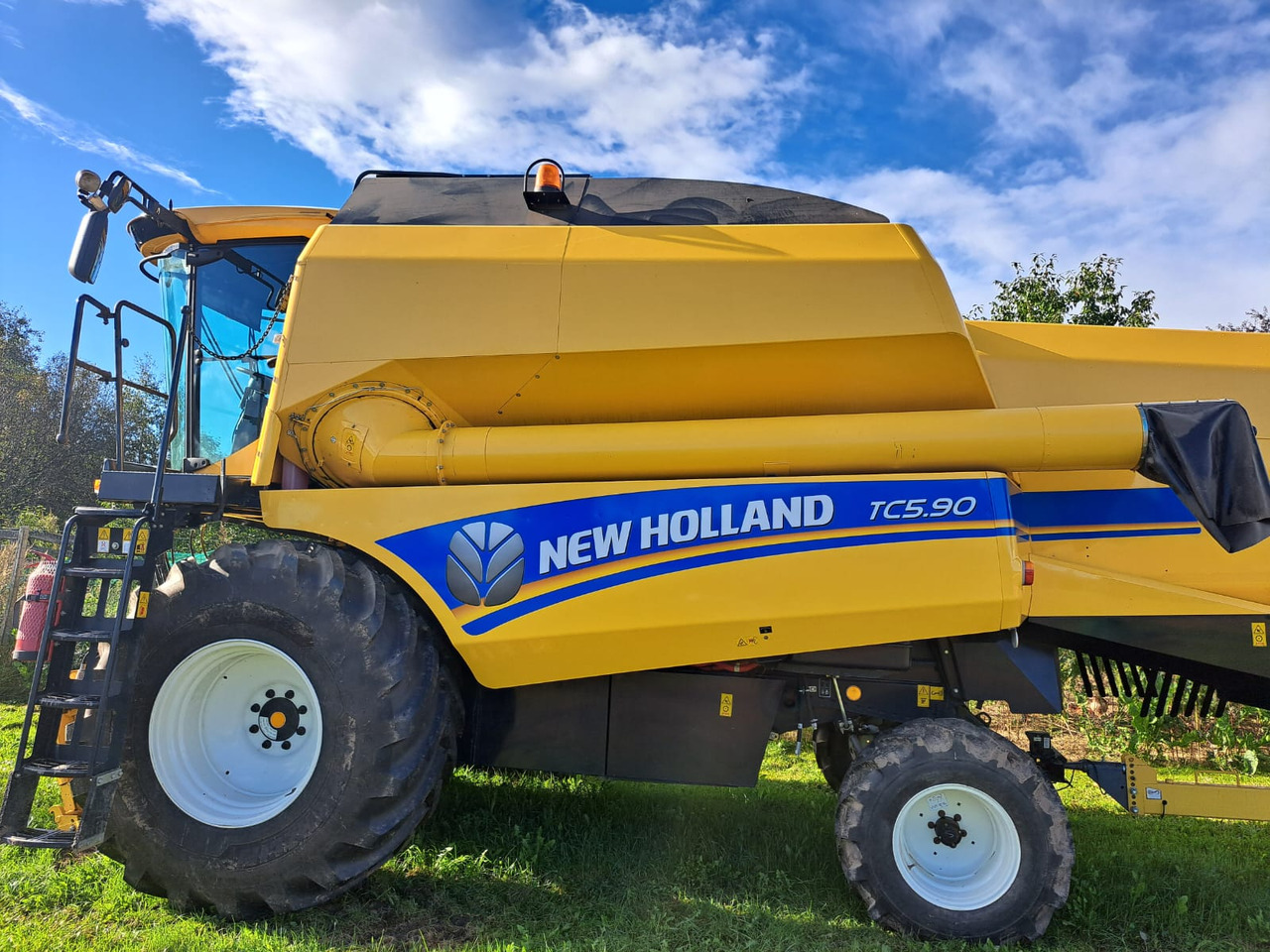NEW HOLLAND TC 5.90 - Kombain: pilt 1 NEW HOLLAND TC 5.90 - Kombain: pilt 1