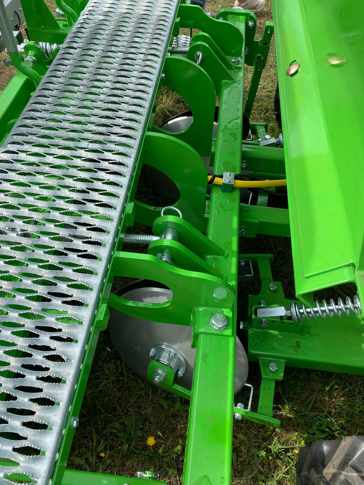 Bomet Kartoffelpflanzmaschine / Potato planter / Planteuse de pomme de terre / Piantapatate / Sadzarka ziemniaków - Kartulipanija: pilt 5 Bomet Kartoffelpflanzmaschine / Potato planter / Planteuse de pomme de terre / Piantapatate / Sadzarka ziemniaków - Kartulipanija: pilt 5