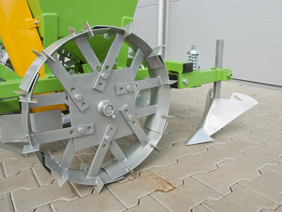Bomet Kartoffelpflanzmaschine / Potato planter / Planteuse de pomme de terre / Piantapatate / Sadzarka ziemniaków - Kartulipanija: pilt 4 Bomet Kartoffelpflanzmaschine / Potato planter / Planteuse de pomme de terre / Piantapatate / Sadzarka ziemniaków - Kartulipanija: pilt 4