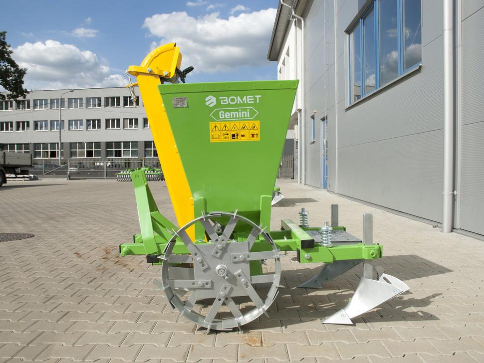 Bomet Kartoffelpflanzmaschine / Potato planter / Planteuse de pomme de terre / Piantapatate / Sadzarka ziemniaków - Kartulipanija: pilt 3 Bomet Kartoffelpflanzmaschine / Potato planter / Planteuse de pomme de terre / Piantapatate / Sadzarka ziemniaków - Kartulipanija: pilt 3
