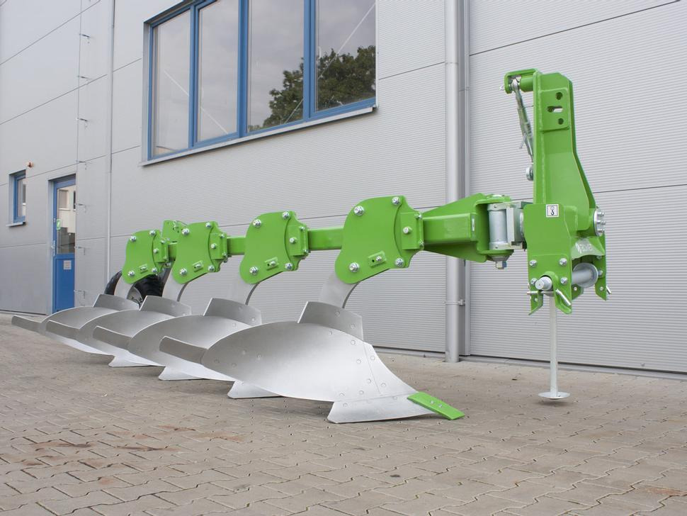 Bomet Pflüge / Single-beam plow / Charrue mono-poutre / Aratro / Плуг / Pług jednobelkowy Libra 3+1 - Ader: pilt 1 Bomet Pflüge / Single-beam plow / Charrue mono-poutre / Aratro / Плуг / Pług jednobelkowy Libra 3+1 - Ader: pilt 1