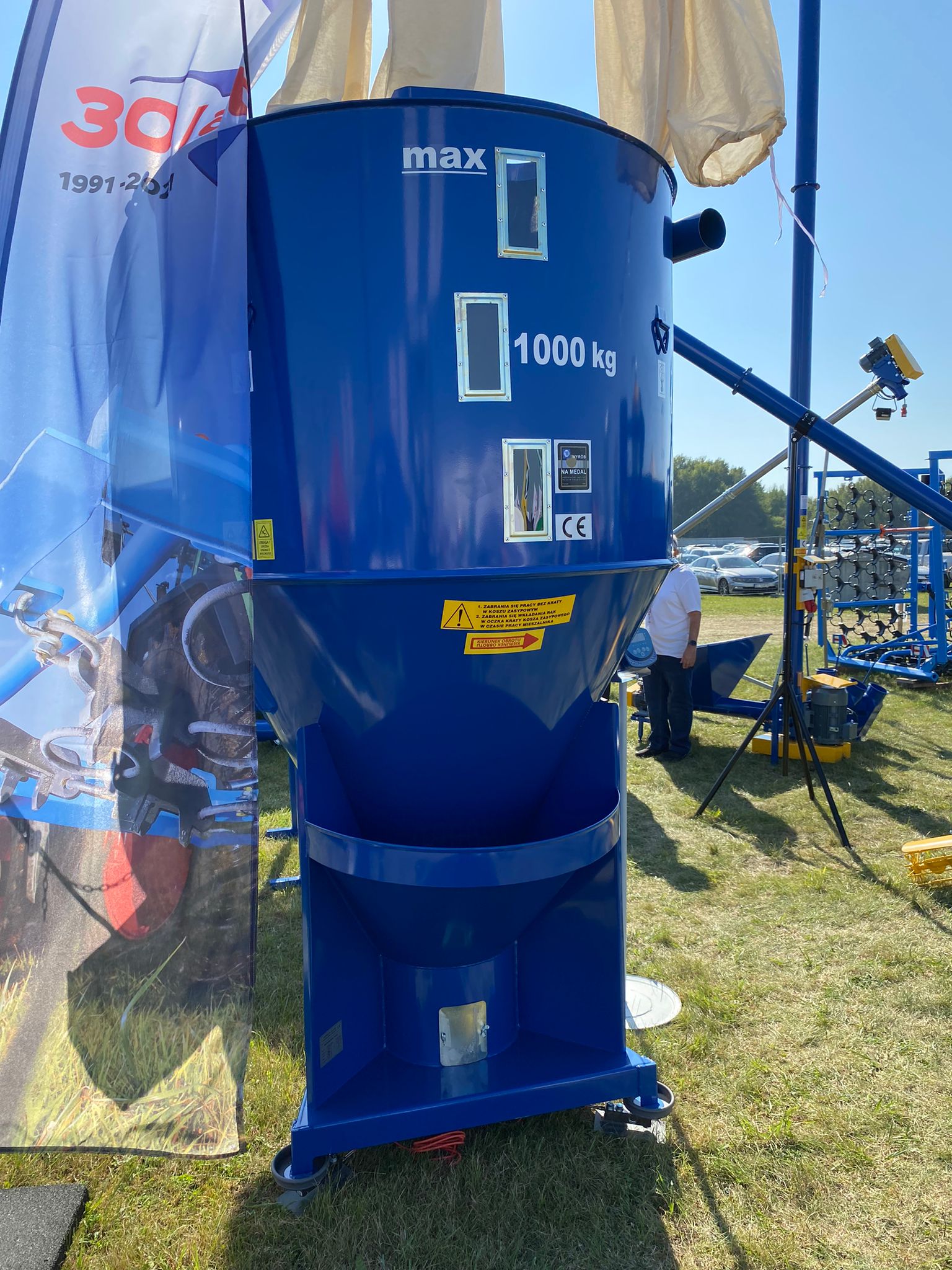 Dozamech Getreidemischanlage / Feed mixer / Melangeuse de fourrage / Miscelatore di mangime / Кормосмеситель / Mieszalnik H-033/2 1000 kg - Loomakasvatusseadmed: pilt 1 Dozamech Getreidemischanlage / Feed mixer / Melangeuse de fourrage / Miscelatore di mangime / Кормосмеситель / Mieszalnik H-033/2 1000 kg - Loomakasvatusseadmed: pilt 1