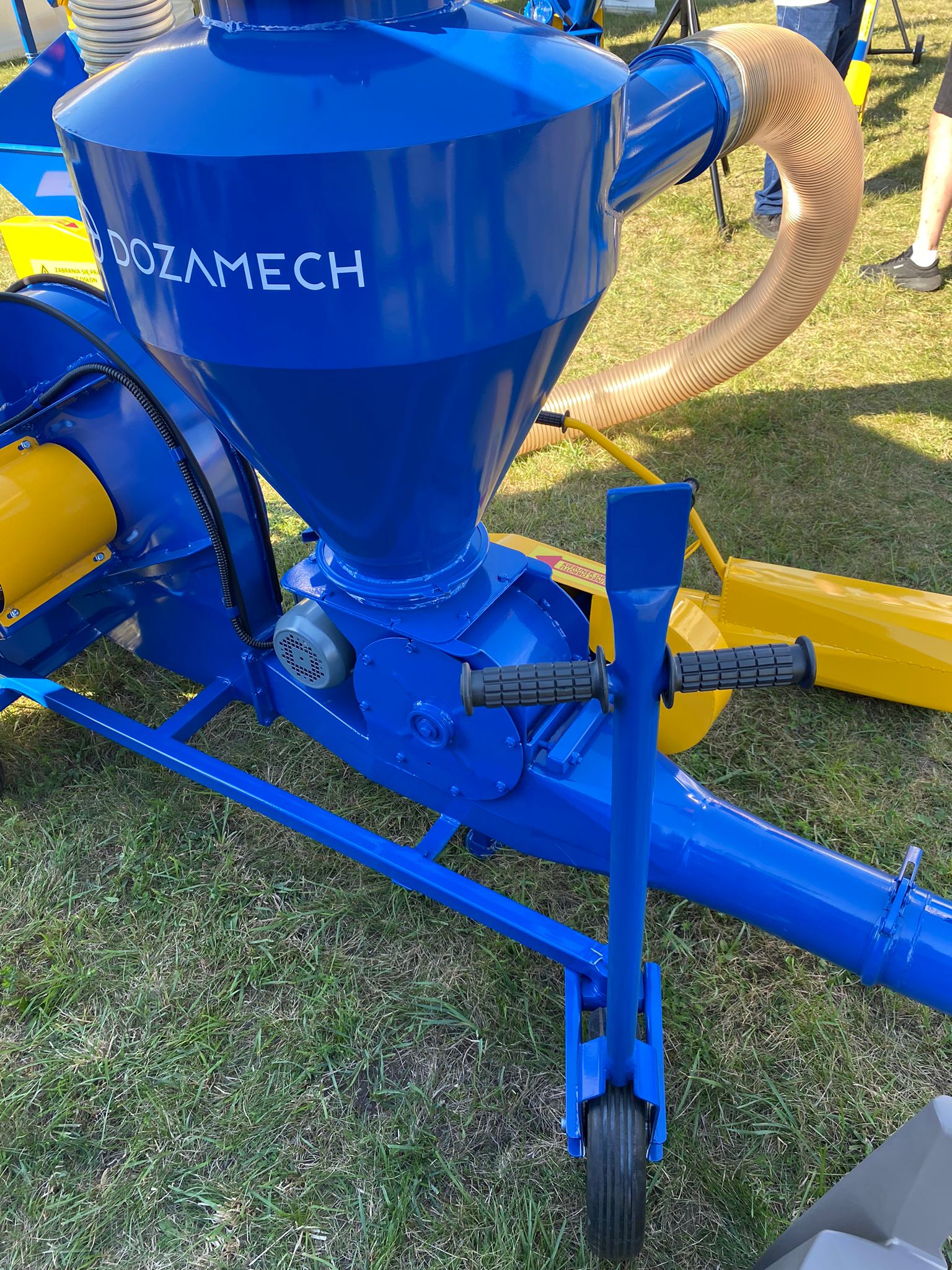 Dozamech Saug-Druckgebläse / Suction and pressure blower / Suceuse à grains / Trasportatore / Пневматический вдуватель / Dmuchawa ssąco-tłocząca T-420 - Konveier: pilt 4 Dozamech Saug-Druckgebläse / Suction and pressure blower / Suceuse à grains / Trasportatore / Пневматический вдуватель / Dmuchawa ssąco-tłocząca T-420 - Konveier: pilt 4