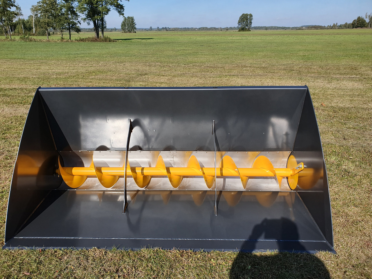 Grutech Futterverteiler / Bucket with screw / Godet avec vis / Cazo con sinfín / Benna con coclea / Ковш со шнеком / Łyżka ze ślimakiem 1,6 m - Laaduri kopp - Põllutööseade: pilt 2 Grutech Futterverteiler / Bucket with screw / Godet avec vis / Cazo con sinfín / Benna con coclea / Ковш со шнеком / Łyżka ze ślimakiem 1,6 m - Laaduri kopp - Põllutööseade: pilt 2